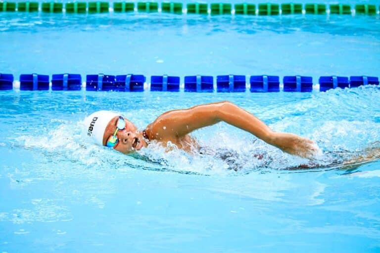 comment choisir les lunettes de natation parfaites pour votre pratique. Conseils d'experts, critères essentiels et astuces pour nageurs débutants et confirmés.