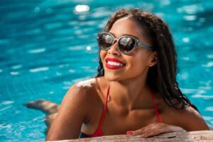 Maquillage waterproof plage et nage : comment tenir toute la journée sans retouches