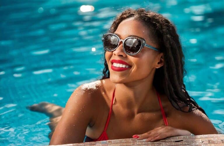 Mon maquillage coule à la piscine : que faire ?