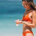Maillot anti-UV pour nager longtemps au soleil : vrai ou faux ?