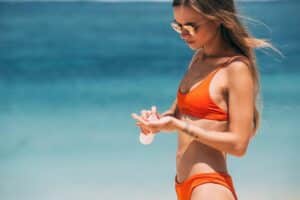 Maillot anti-UV pour nager longtemps au soleil : vrai ou faux ?