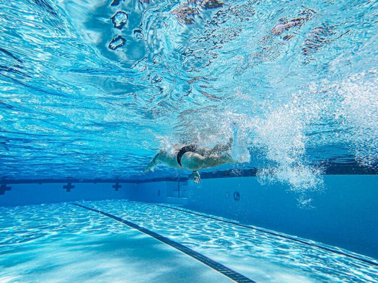 Explorez les 7 meilleures piscines de Paris pour vos séances de natation. Bassins olympiques, horaires étendus et équipements de qualité vous attendent.