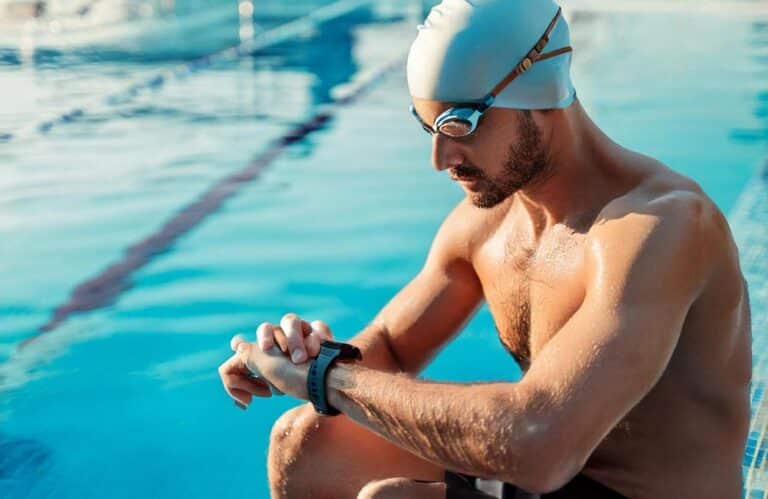 Top 6 montres connectées natation : guide complet | Palmes et Maillots