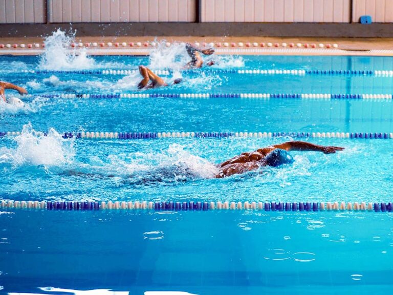 Découvrez comment calculer votre allure natation, utilisez nos tableaux et outils pour progresser, que vous soyez débutant, triathlète ou amateur d’eau libre.