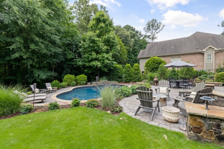 Lire la suite à propos de l’article Optimiser son jardin avec une piscine : boostez la valeur de votre propriété
