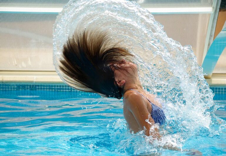 Cheveux et piscine : comment protéger et soigner vos cheveux du chlore
