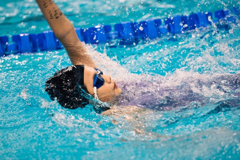 Nager sur le dos débutant : toutes les techniques et exercices simples