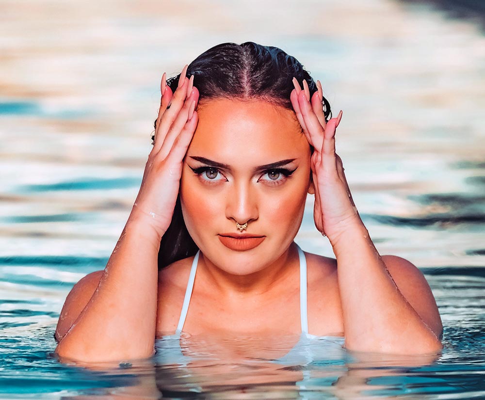Nageuse au bord d'une piscine avec peau uniforme grâce à un fond de teint waterproof