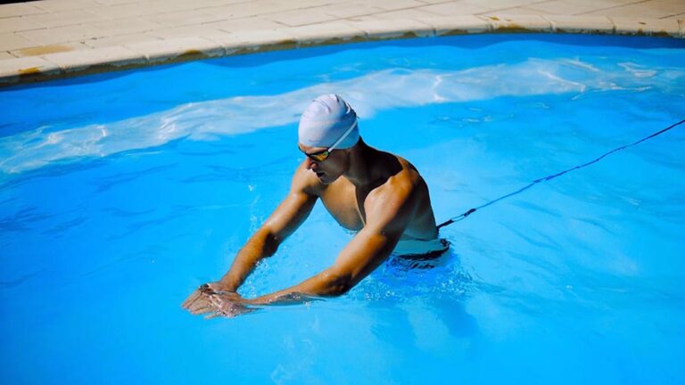 Les élastiques de résistance en natation : un atout pour tous les nageurs