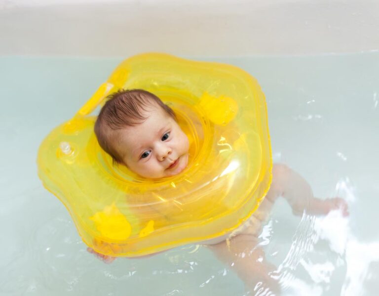 Brassard ou gilet de natation ? Bien choisir l’accessoire idéal pour la sécurité de l’enfant