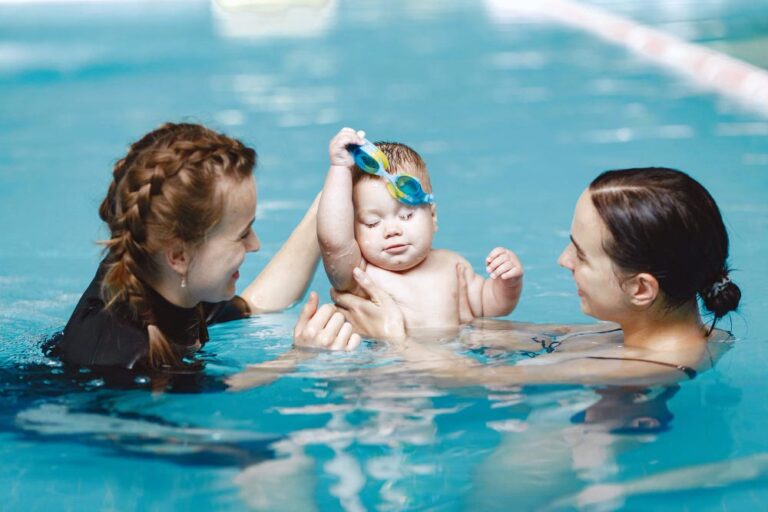 À quel âge emmener bébé à la piscine ? Guide complet & conseils sécurité