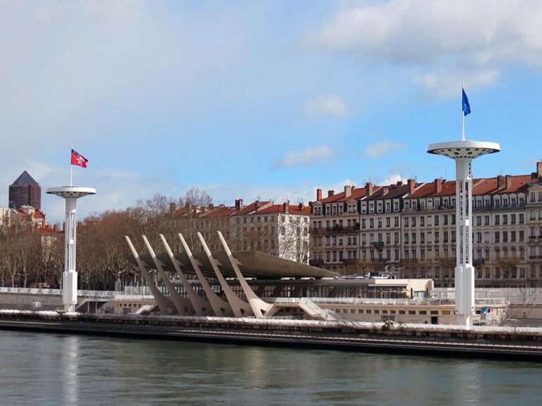 Découvrez le centre nautique Tony-Bertrand à Lyon, l’une des plus belles piscines publiques de France avec piscine olympique et bassin ludique, vue sur le Rhône.
