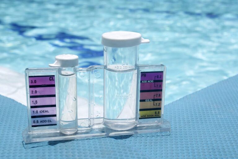 Chloramines, irritation chlore peau, remède allergie chlore, lunettes natation protection.