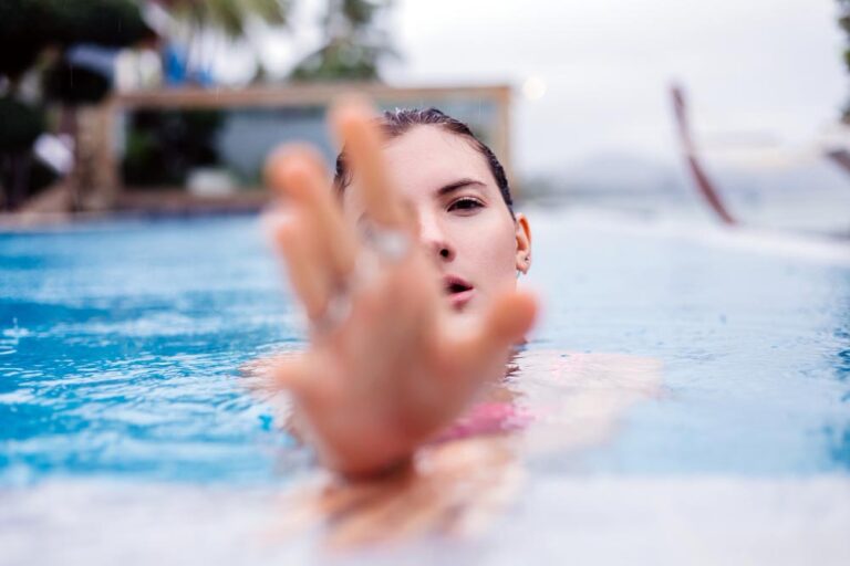 Lire la suite à propos de l’article Voyeurisme dans les piscines : un danger caché, comment le reconnaître et s’en protéger