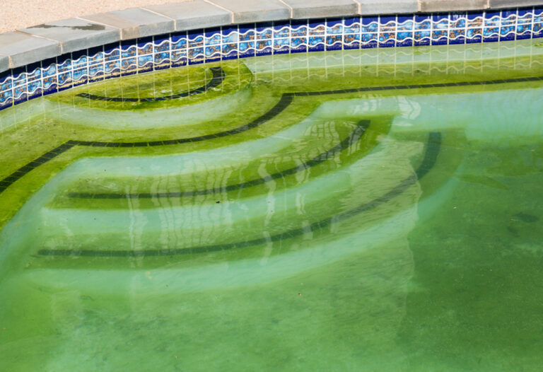eau verte piscine, chlore choc, anti-algues, floculant, pH piscine, peroxyde d’hydrogène, traitement piscine verte, stabilisant chlore