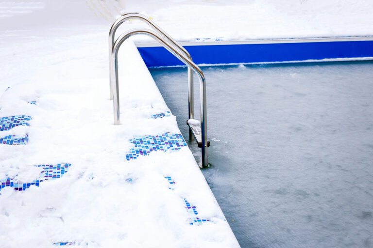 Lire la suite à propos de l’article Hivernage de piscine : le guide complet pour protéger votre bassin en 10 étapes