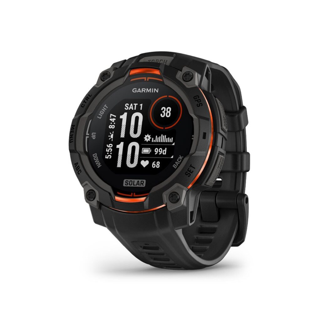 Montre GPS connectée Garmin Instinct 3 Solar en boîtier 50 mm noir avec verre solaire, portée au poignet d'un nageur en piscine, soulignant sa résistance à l'eau et ses fonctions de suivi natation pour une performance optimisée.
