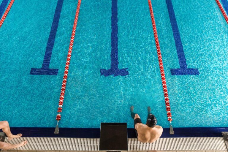 critical swim speed, vitesse critique de nage, test 400 200 natation, zones d’allure natation, MLSS, entraînement natation seuil, VO2 natation