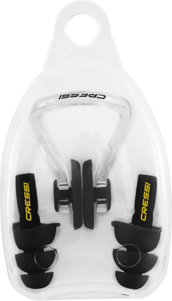 Évitez les infiltrations d’eau avec le kit natation Cressi Aqua. Bouchons oreilles souples et pince nez confortables pour adultes.