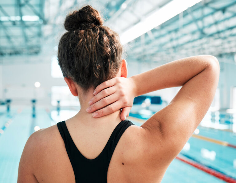 Comment reprendre la natation après l’été sans se blesser ? Conseils, distances adaptées et méthode progressive pour une reprise en douceur.