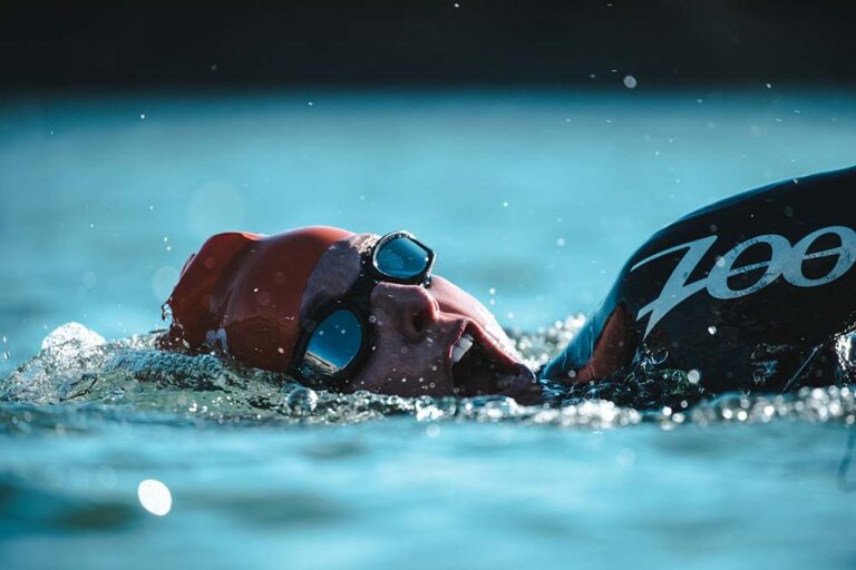 Repères réalistes des temps moyens en natation selon la distance, le niveau et le contexte, en piscine et en eau libre.