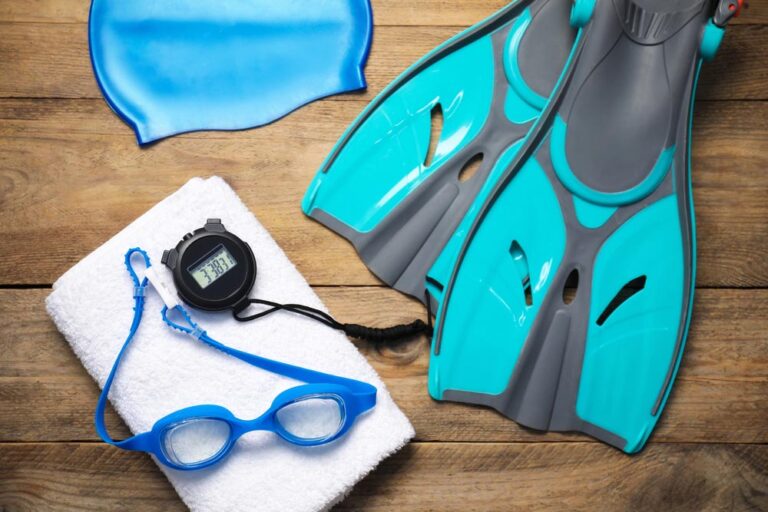 Découvrez les 10 accessoires de natation vraiment utiles en 2026 : lunettes, palmes, pull buoy, snorkel frontal, montre GPS… Guide pratique et sélection par niveau.