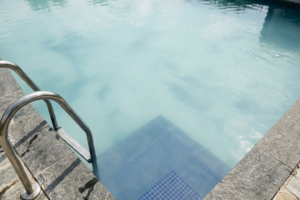 Eau de piscine trouble ? Cette erreur que tout le monde fait empire le problème