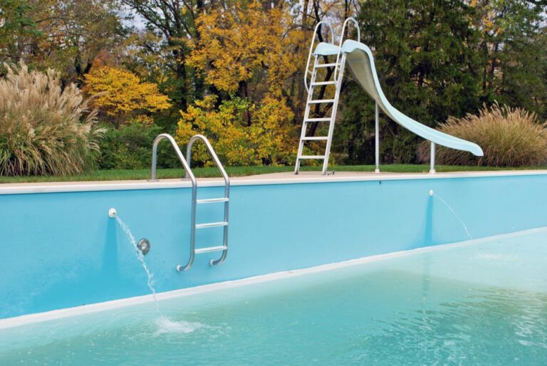 Découvrez comment rattraper une eau de piscine trouble et éviter les erreurs courantes.