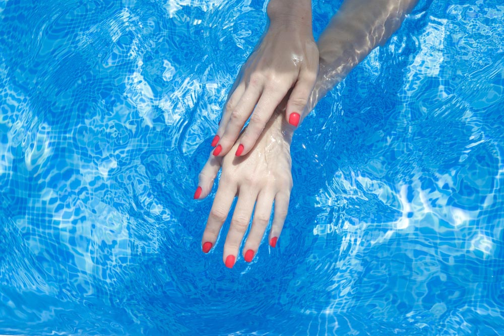 You are currently viewing Protéger ses ongles à la piscine : astuces efficaces contre le chlore en 2026