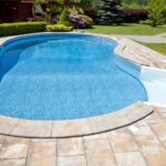 Piscine coque polyester : le choix idéal pour allier détente et nage régulière à domicile