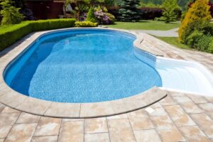 Piscine coque polyester : le choix idéal pour allier détente et nage régulière à domicile