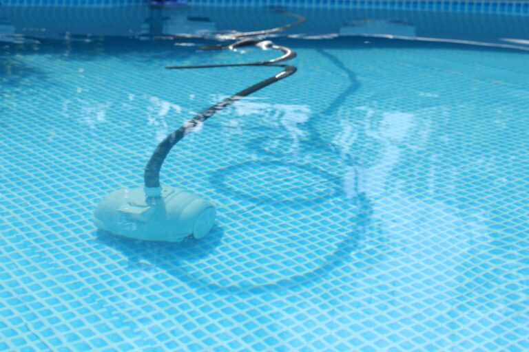 Lire la suite à propos de l’article Robots hydrauliques et piscine : comprendre, choisir et optimiser l’entretien