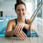 Peut-on nager avec des faux ongles ou des ongles en gel à la piscine ? Ce que les nageurs doivent vraiment savoir